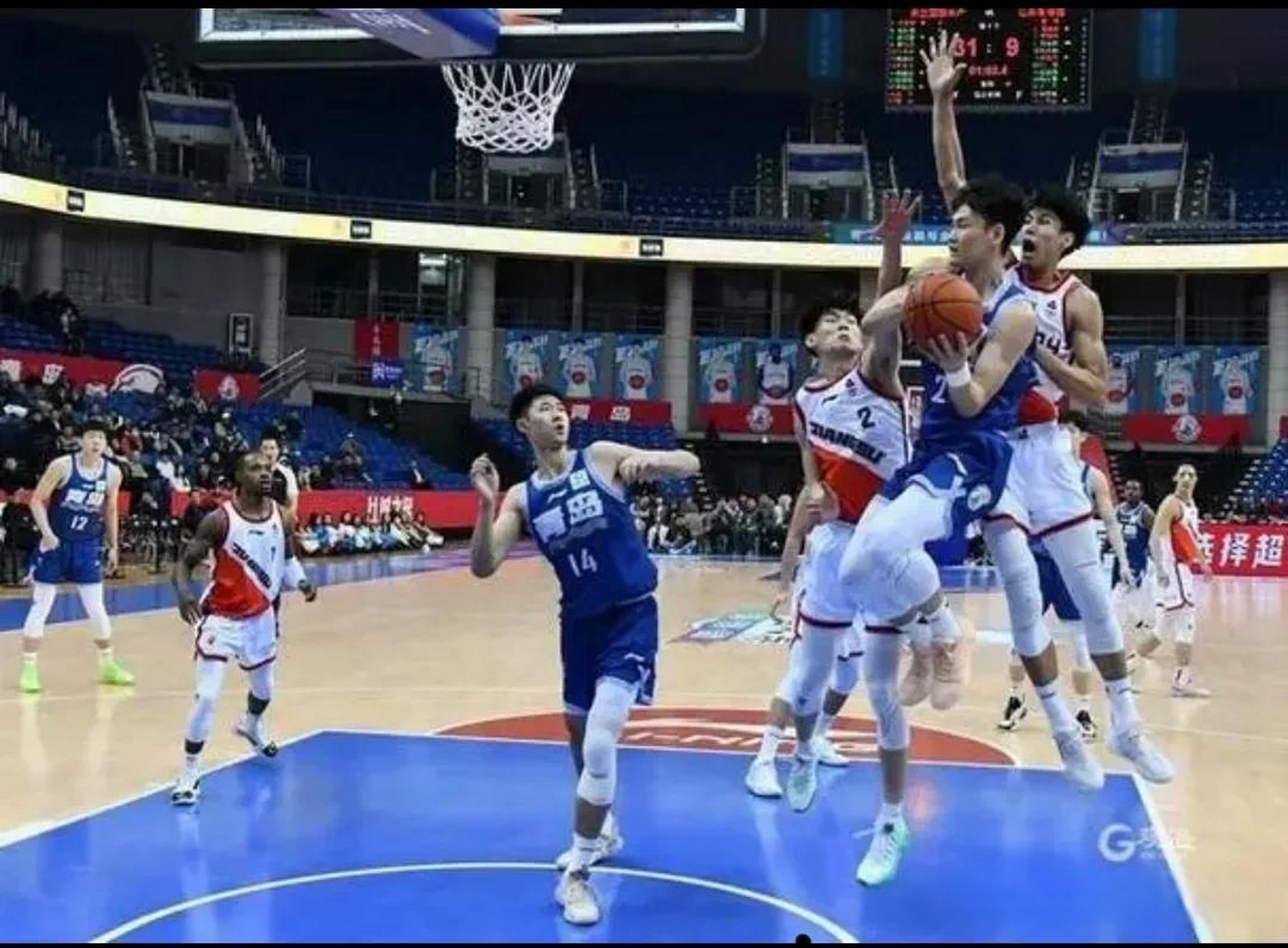 篮球联赛中一支新队伍崭露头角 篮球联赛中一支新队伍崭露头角