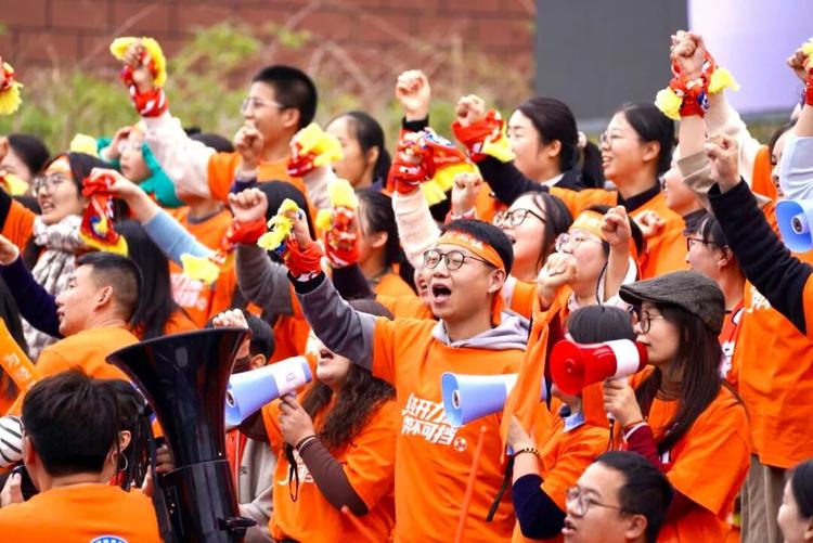 助威声此起彼伏,现场气氛火爆异常的简单介绍 助威声此起彼伏,现场气氛火爆异常的简单介绍