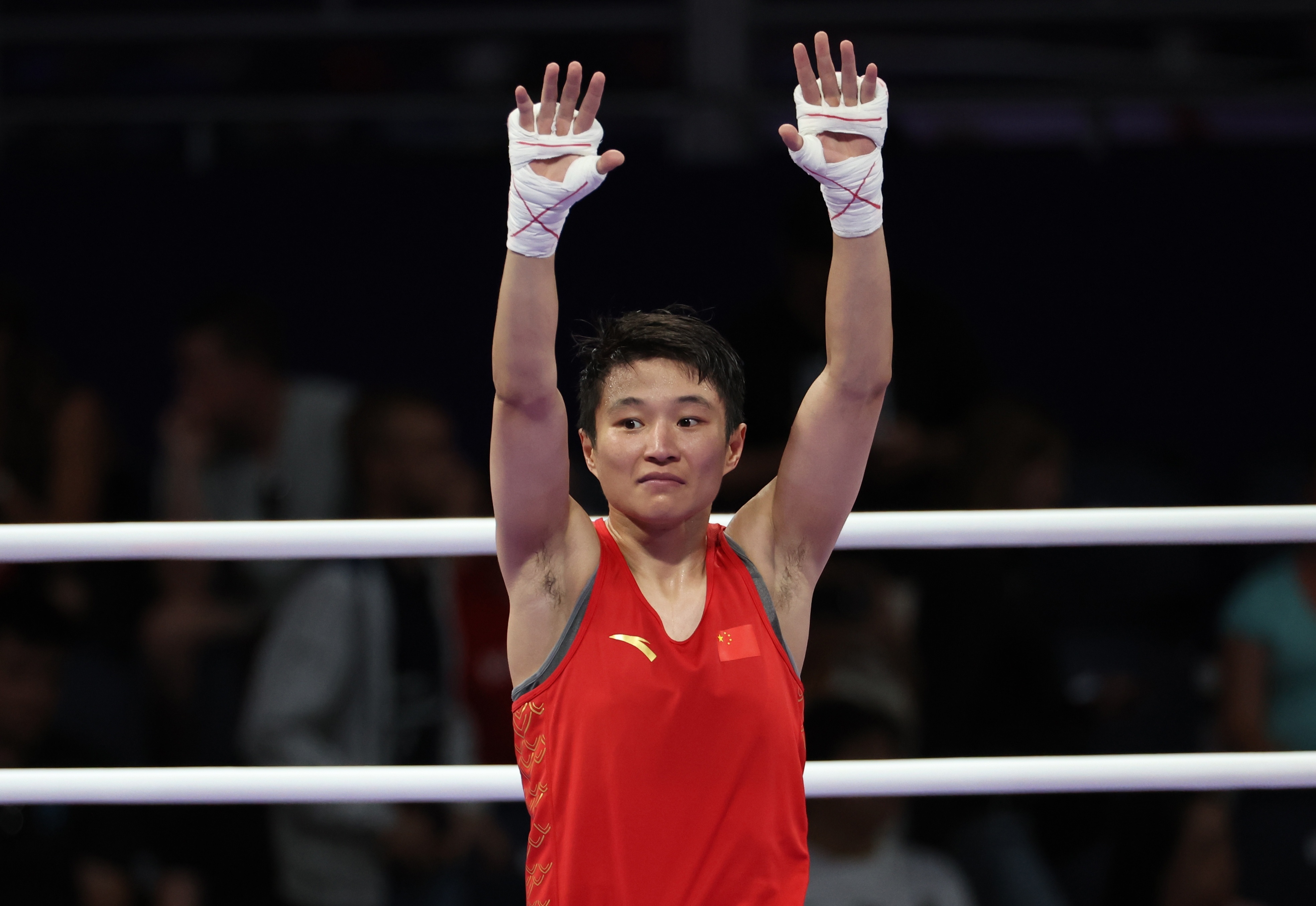 拳击比赛现场报道：选手实力悬殊引人关注