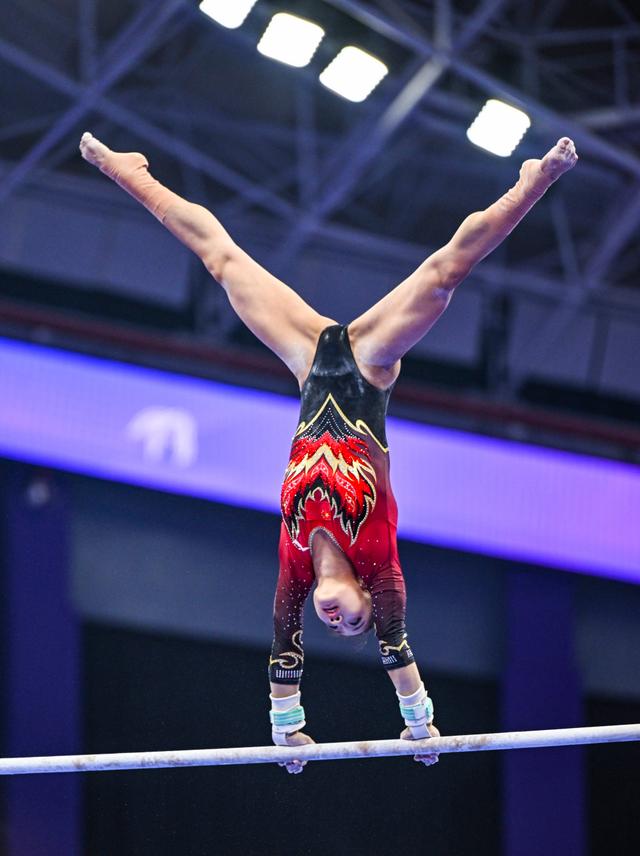 体操选手优雅登场，夺取金牌