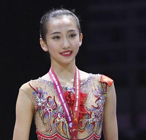 体操选手优雅登场，夺取金牌