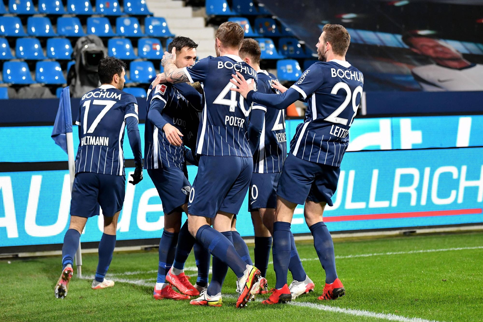 包含沃尔夫斯堡遭遇平局，积分榜位置不变的词条