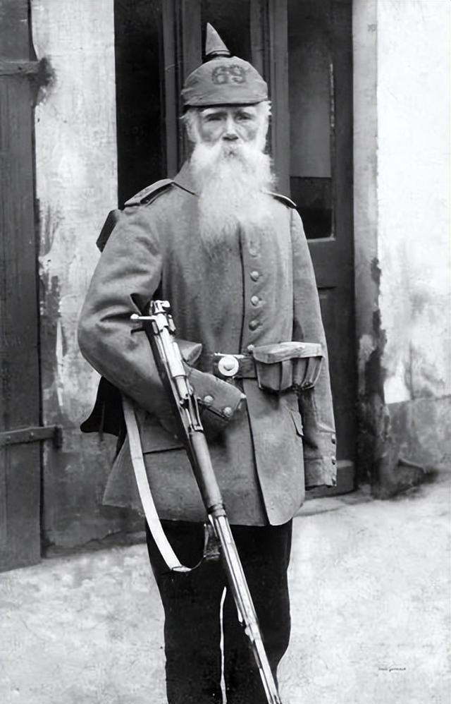 关于瓦朗西亚球队疲于奔命，全力应对对手攻势的信息